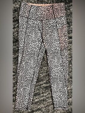 JESSICA SIMPSON || 22” Capri Pocket Legging in Rosette Cheetah Ombré - SZ Small